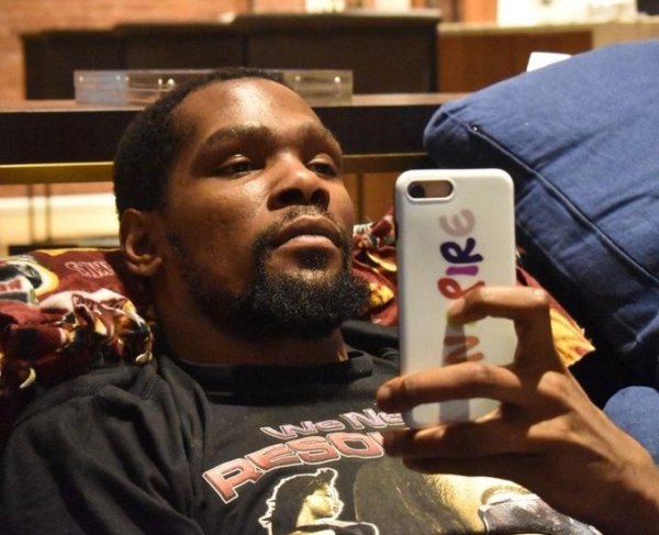 十大杠杆炒股平台 美媒调侃杜兰特此时应上小号发文——“我早知没有KD火箭赢不了”