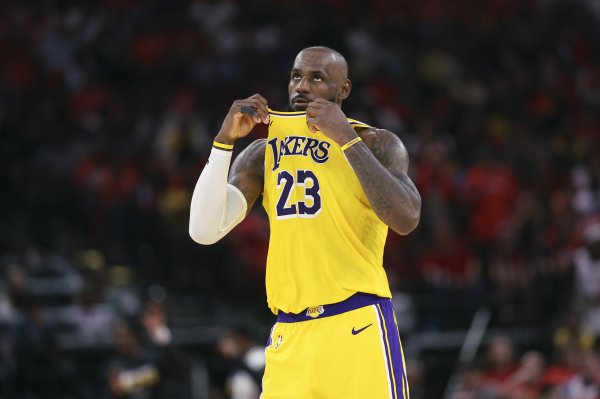 专业炒股配资网 时间老人又输了！老詹精疲力竭仍拒投降 湖人展现关键时刻统治力